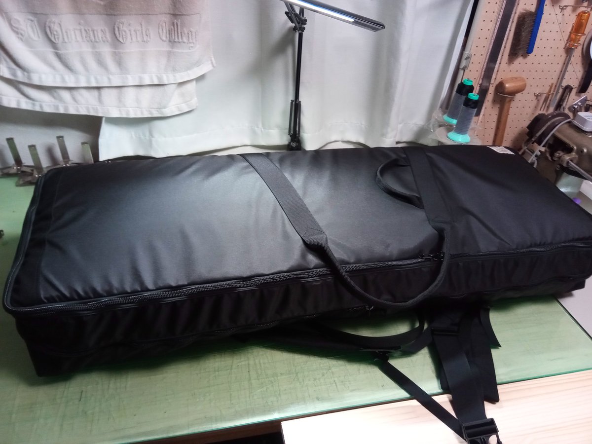 SProtektion's tweet photo. 2ndサンプルが完成です。側面もウレタン板を入れ強度が上がりました。ベルト部付け根を強化し、ウエストベルトによりほぼ肩に重さがかからなくなりました。
あとは各パーツのサイズ微調整と実用によるモニタリングで不具合がなけれなば少しづつオーダーを開始予定です。 #SelfProtektion #楽器ケース https://t.co/6Ea1b43ljH
