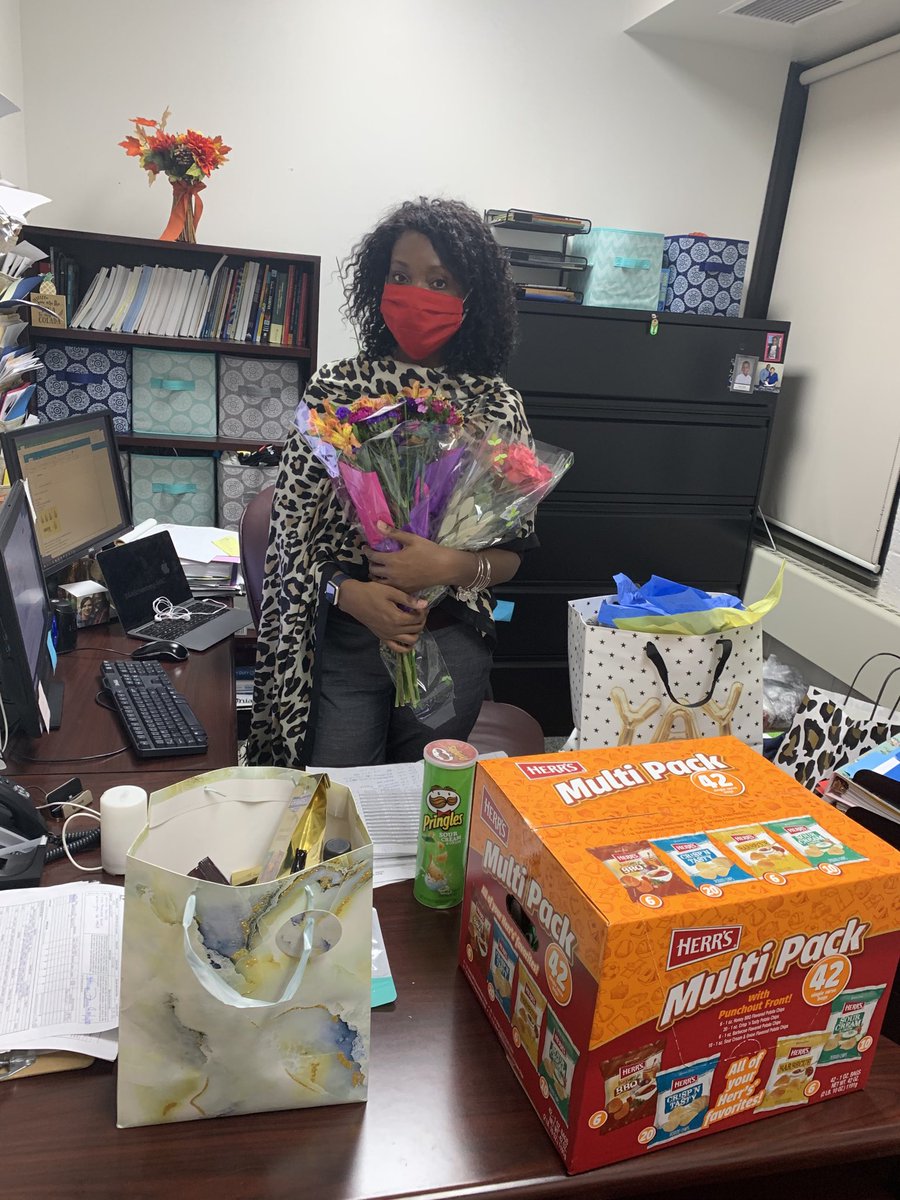 kdaniels223's tweet image. Flowers, leopard print and chips! Who could ask for anything more. I work the best educators in the world. Time after time #thelittlecolonials staff think of the health, emotional, social, and cognitive wellness of others before themselves. Blessed beyond words. #thepowerofprecsd