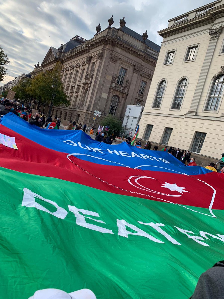 u_i_dwomenhq's tweet photo. Azerbaycan’da sivillerin katliamına karşı, Azarbaycan’lı kardeşlerimizin Berlin’de düzenlediği yürüyüşe #UIDWomenBerlin katılım sağladı, kardeşlerimizi yanlız bırakmadı. @asut_ayse @humeyra73 

Azerbaycan asla yalnız değildir. 🇹🇷🇦🇿
#ArmenianTerrorism https://t.co/BD0O82flkO
