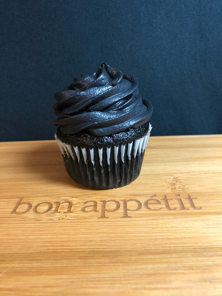 Cup_It_Up's tweet photo. Black Velvet. 😅

Black Frosting ALWAYS takes me on a roller coaster ride. Bakers, can you relate?

#Cupitup #Cupcake #Cupcakes #Baking #Food #Recipe #Cookies #Party #Eating #Vanilla #Frosting #Buttercream #Yum #Yummy #Vegan #Cheesecake #BlackFrosting https://t.co/KNQcEQi8MP