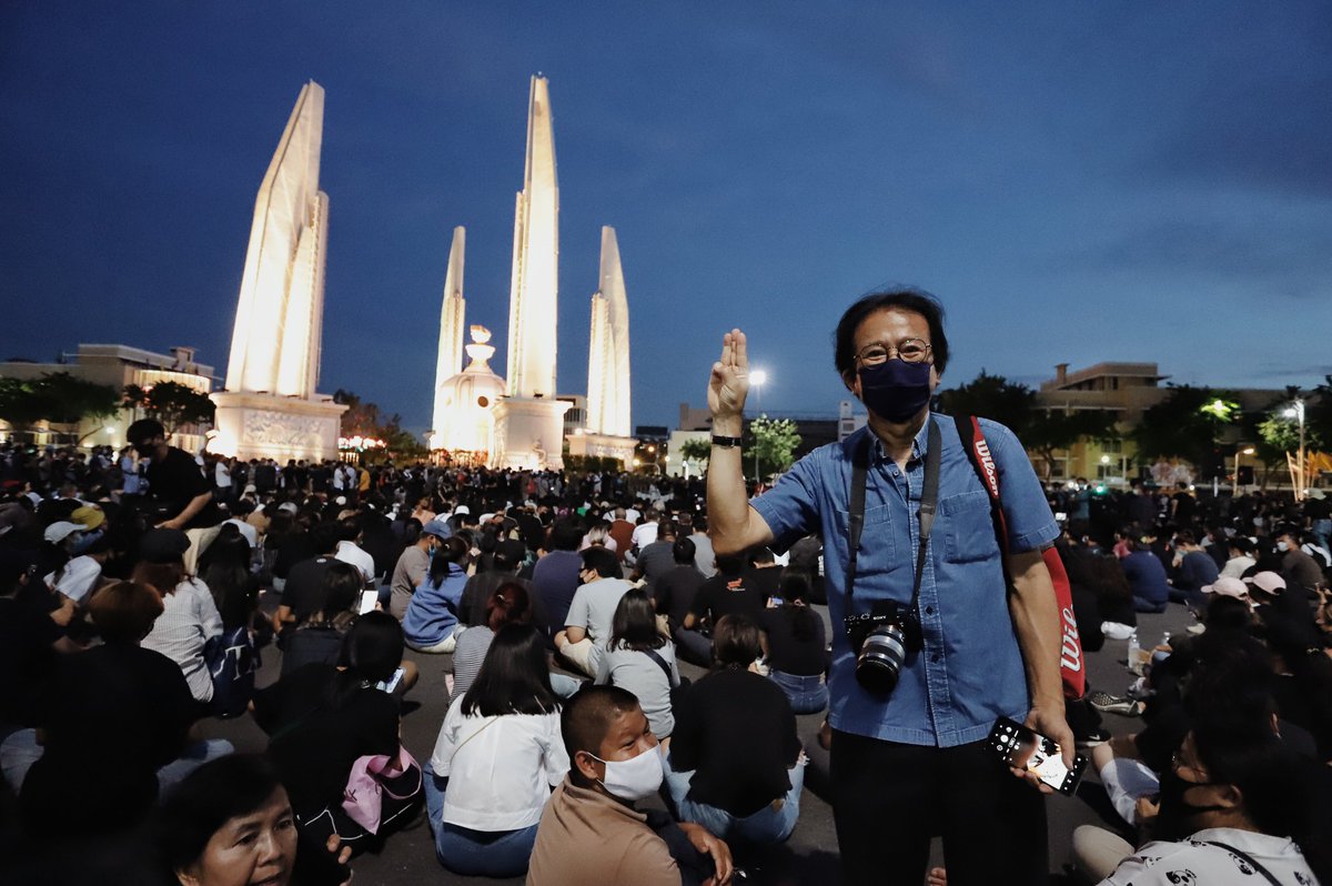 เมื่อสักครู่ สัมภาษณ์หมอทศพร แกฝากแจ้งสื่อมวลชน และประชาชนว่า ในวันพรุ่งนี้ (14.00 น.) แกจะเดินทางไปรายงานตัวที่ สน.ปทุมวัน ในเวลา 14.00 น. ยืนยันไม่หนี ลั่นหมายจับจากอำนาจเถื่อน แจงเวลาไปม็อบ ทำหน้าที่ดูแลประชาชน ซึ่งเป็น "หน้าที่" ไม่ได้ไปปราศรัย #Saveหมอทศพร