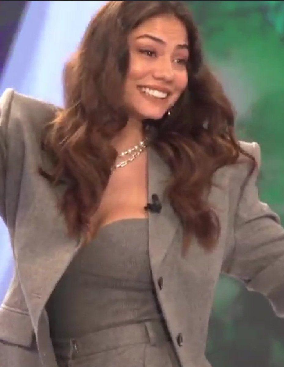 bisb_lydia's tweet photo. Bella, elegante, solare... Una vera Regina 🦋 @dmtzdmr 👏🏻👏🏻 #DemetAVerissimo https://t.co/G4YUq3i4qt