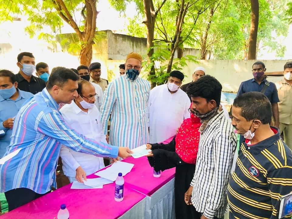 గౌరవనీయులైన పార్లమెంటు సభ్యులు  శ్రీ అసదుద్దీన్  ఓవైసీ, శాసన సభ్యులు  శ్రీ అక్బరుద్దీన్ ఓవైసీ లతో కలిసి హైదరబాద్ లో వరదల్లో మరణించిన వారి కుటుంబ సభ్యులకు శనివారం నాడు  రూ. 5 లక్షల చొప్పున చెక్కలు పంపిణీ చేశాను.