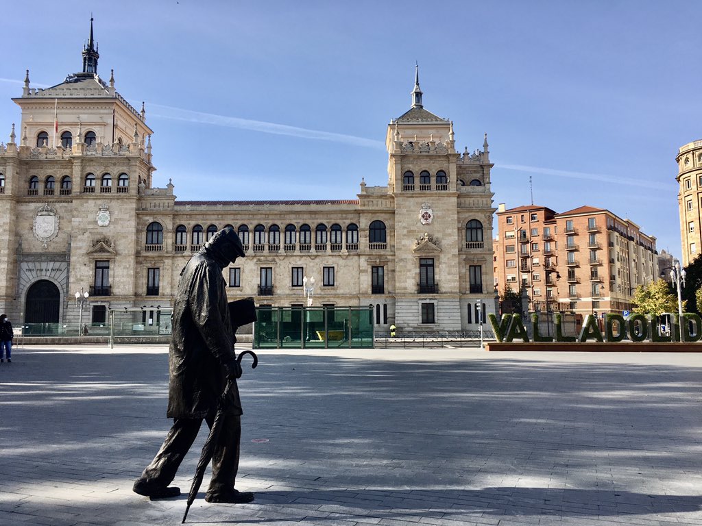 escuderoalma's tweet image. Hoy, día en el que cumpliría 100 años, se ha inaugurado en Valladolid una escultura al gran D. Miguel Delibes. 

Está en la Pza. de Zorrilla, zona por donde él paseaba a diario. La boina y las gafas eran del escritor y se han acoplado a la escultura.

#CentenarioDelibes