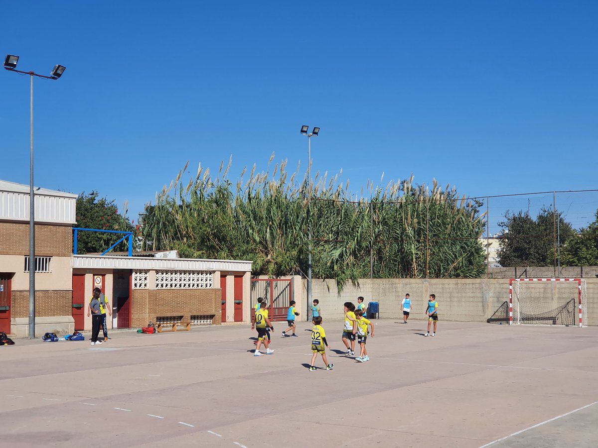 cbmmaristasalge's tweet photo. Mañana estupenda en el cole con dos partidos de las chicas contra el @Chpicassent1 y un par de amistosos para benjamines y alevines #SomGroguets #SomFamilia https://t.co/bTWg2Ft47X