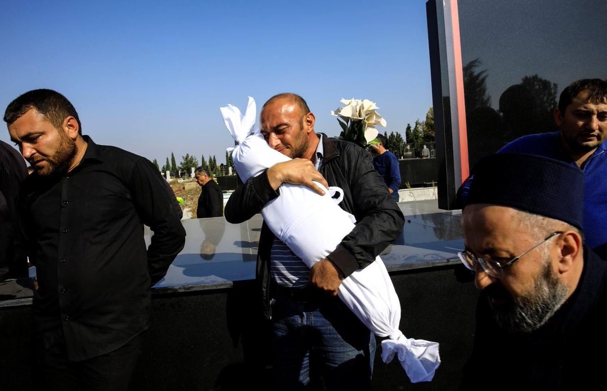 brili_rva's tweet photo. Timur Xaligov carries his 10-months-old daughter,Narin,who was killed with five other relatives, including her mother Sevil,when rocket hit their home during the fighting over the breakaway region of Nagorno-Karabakh,in the city of #Ganja
#ArmeniaKillsCivilians
#ArmaniaKillschild https://t.co/CHq4OBIOv5