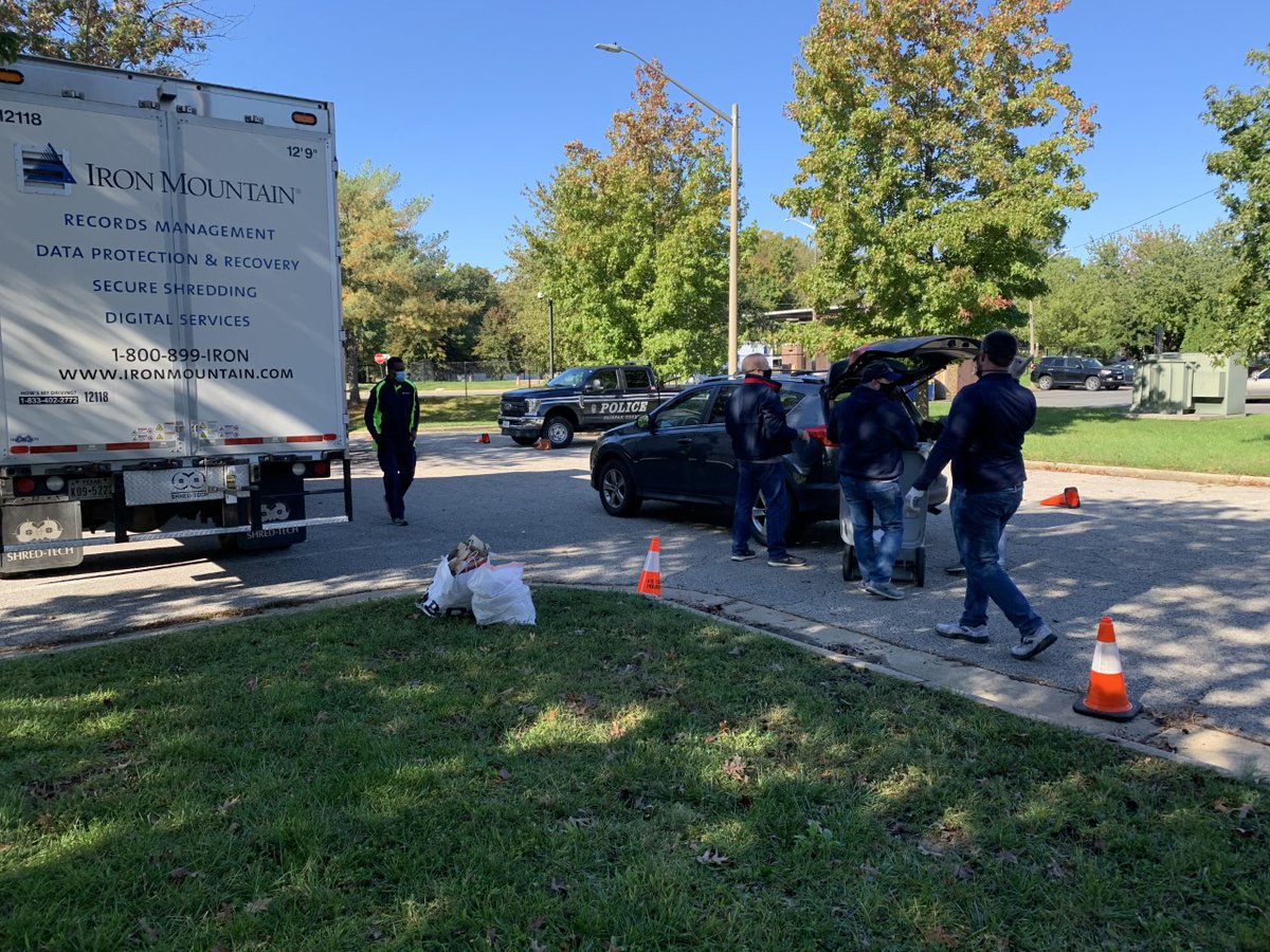 FairfaxCountyPD's tweet photo. Thanks to all those who attended the Crime Solvers shred event this morning! We had a great turnout and are happy to report that the truck will be leaving filled to the brim! #FCPD #FCPDOnScene https://t.co/gVbCu7iURf