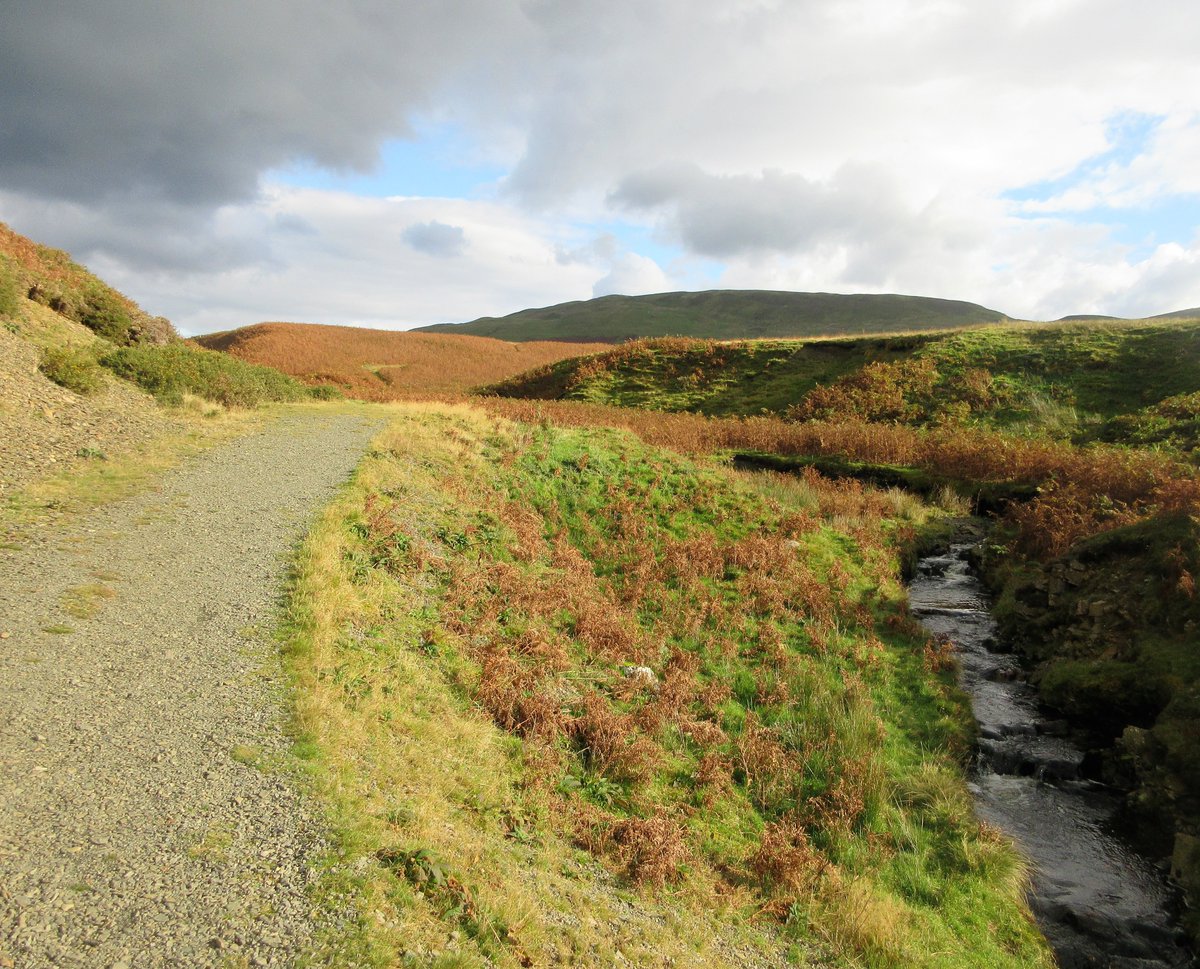 StanLeigh18's tweet photo. Circuit of #LingFell from #StCuthberts #Chuch #Embleton #Cumbria
View of #ElvaHill, former #CloseQuarry, & Embleton from #GreenLonning
-Unusual view of #SaleFell & #Skiddaw
- #BurthwaiteHeights & #Skiddaw from #BladderKeld
- #TomRuddBeck starts it's journey to #Cockermouth https://t.co/XgnwNHnckq