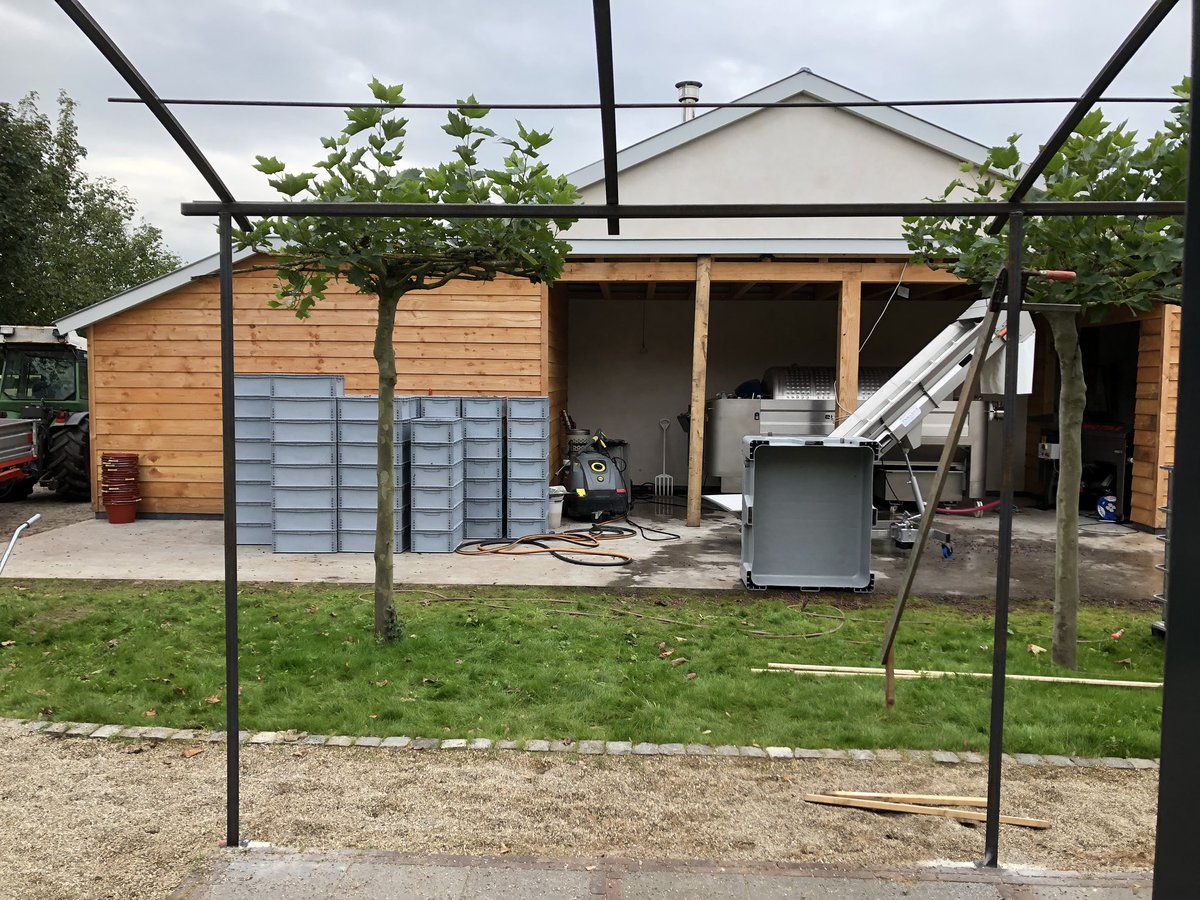 Eens even geen werktweet. Hoewel.... Laura en Bas hebben het over een andere boeg gegooid en zijn 4 jaar geleden met Wijngoed Wolf gestart. Vorig jaar eerste oogst. Vandaag tweede oogst. Ik heb hen vandaag pas ontdekt. 6,6km fietsen 😁. Wijn zonder gif of toevoeging. #blijvan