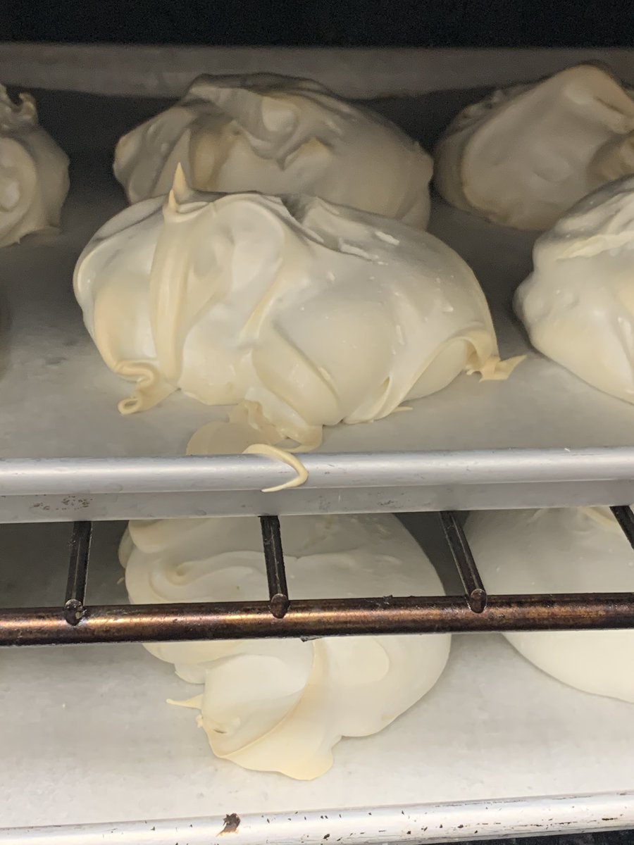 chefvarela's tweet photo. Little #meringue love https://t.co/N07Jqzfi29