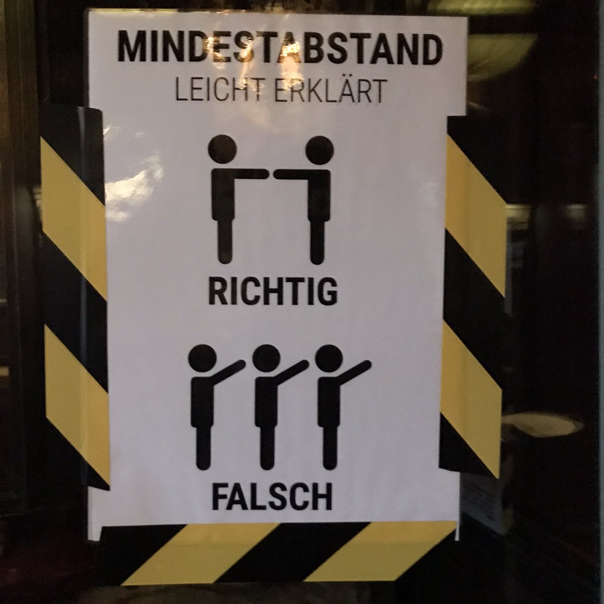 Mindestabstand leicht erklärt mit besten Grüßen aus der @GrooveStationDD / Dresden