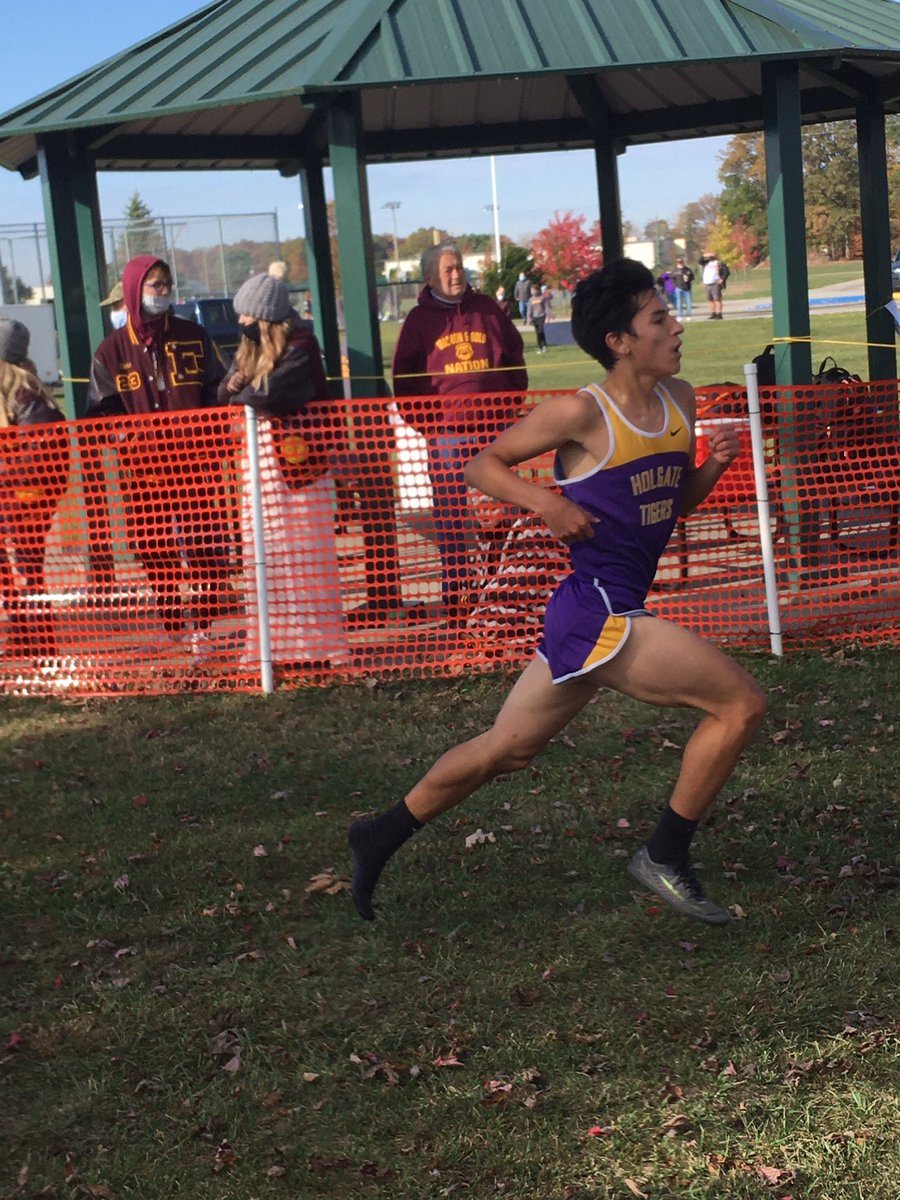 HolgateAthleti1's tweet photo. Varsity boys XC wins 3rd straight title at GMCS!! Fantastic race today by our Tigers!! ...and one of them lost their shoe during the race!! @mshs_principal @crescentsports @HolgateSchools @NW_Signal @CoachHurst21 https://t.co/YPemRjWN3N