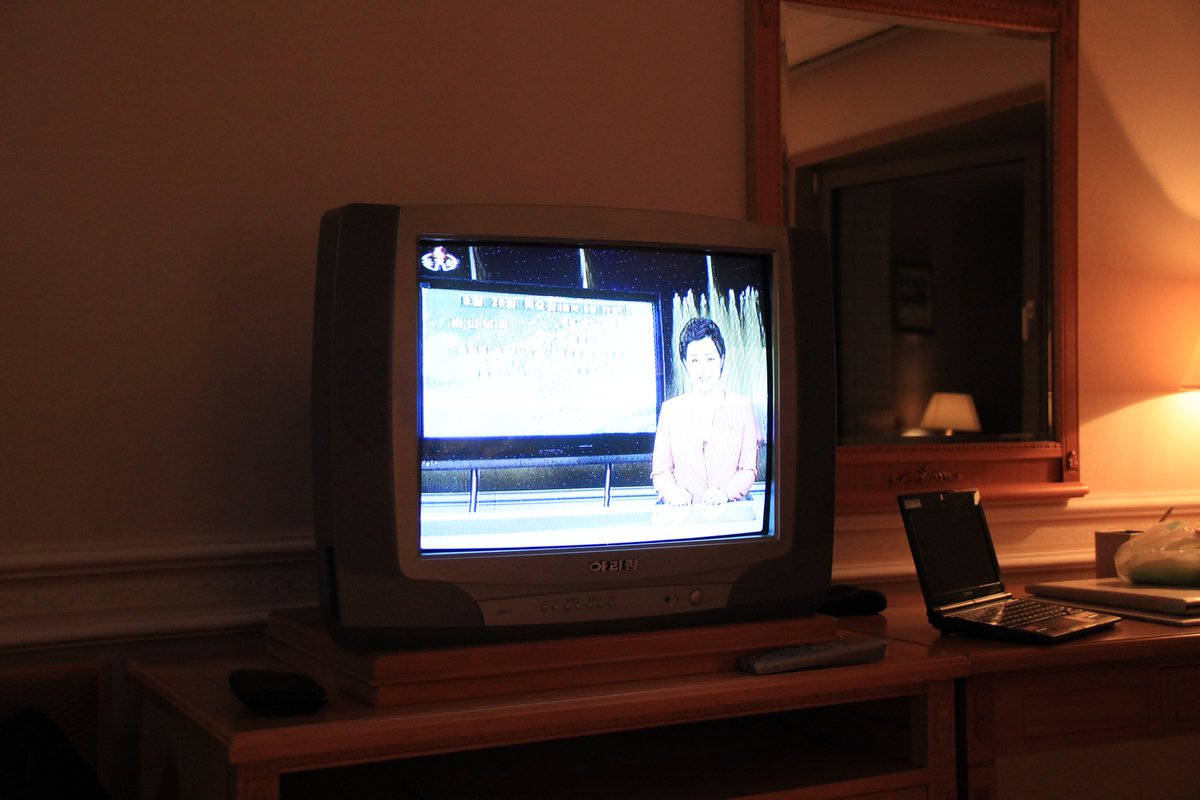 Einmal nordkoreanische TV-Nachrichten schauen (und v.a. hören) - natürlich mit der Kult-Sprecherin Ri Chun Hee 