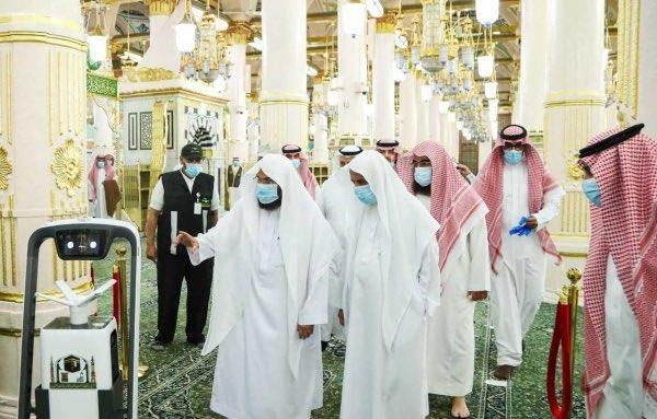 SPAregions's tweet photo. السديس يدشّن روبوت التعقيم الآلي لتعزيز الإجراءات الوقائية لسلامة قاصدي المسجد النبوي.
https://t.co/YU30WFRJkQ
#واس_عام https://t.co/yvhn2exxJN