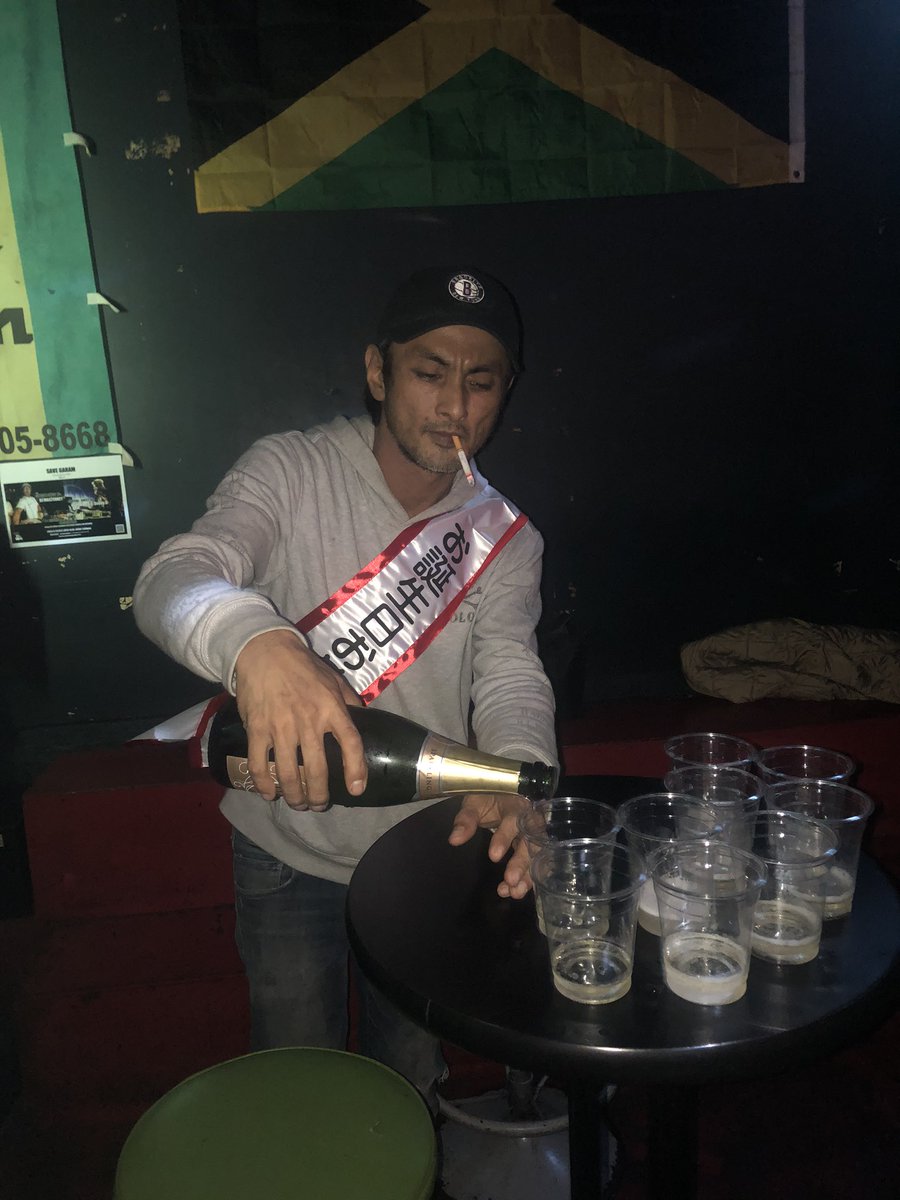 STIFFYBOTHWINGS's tweet photo. 結果BATTY RIDER10時間ロングタイムお疲れ様でした🔈
やっぱり第二部のラウンジがいつものBATTY RIDERになった夜🔈 レコードおじさん達と遊びに来てくれた皆さんありがとうございます！
BLAXX aka EAST BLAZE HPB ㊗️
#happybirthday #battyrider https://t.co/zlg8letGD5