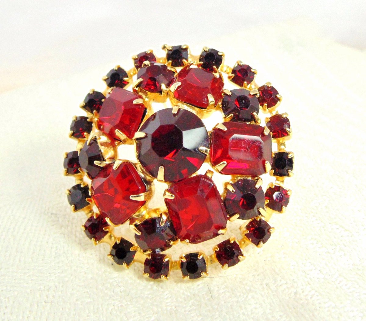 Exceptional Vintage Red Rhinestone Brooch https://t.co/d45DmZccSX #pottiteam #jewelry #vintage #ProngSet https://t.co/EaU0RSQfmX