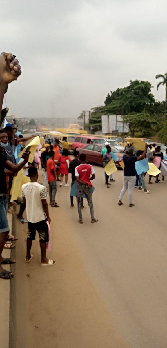 _oluwacoded's tweet photo. Live at sango ota ogunstate @Biisi96 @mrmacaroni @pamilerin @AishaYesufu @Elcrucifixio @currentiyke @crazeclown @SavvyRinu @fkabudu #Sangoprotest #Otaprotest #EndSARS #ENDBADGOVERNANCE @MobilePunch @channelstv @SkyNews @CNNAfrica @BBCAfrica https://t.co/oNZC8pN86Y