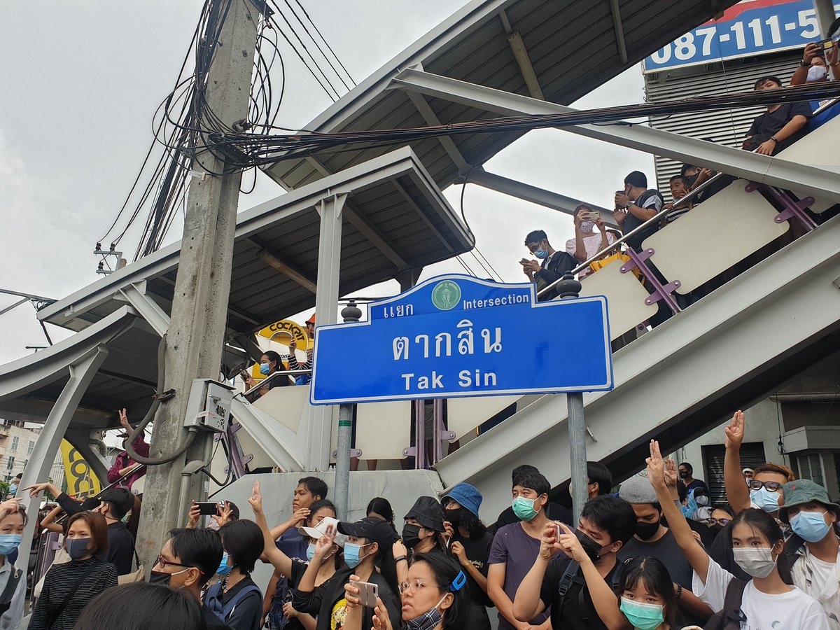 และแล้วเราก็ได้รู้ผู้อยู่เบื้องหลัง รอแก้แค้นมา 10 รัชกาล 555555
 #ห้าแยกลาดพร้าว
#ไม่เอารัฐประหาร