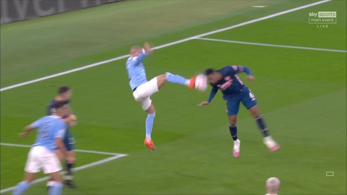 Should Arsenal have been awarded a penalty before half-time? 👀
@GNev2 thinks Kyle Walker has got away with one!
📺 Watch on Sky Sports PL
📱 Follow #MCIARS here: https://t.co/pIdcNwMNva
📲 Download the @SkySports app! https://t.co/5ynPybTMlt