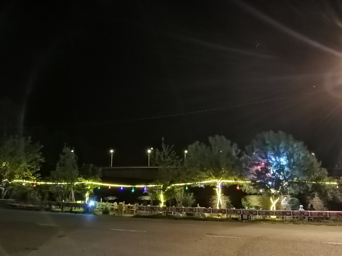 Şurada manitle çay içmek vardı... Ama bilin bakalım ne eksik