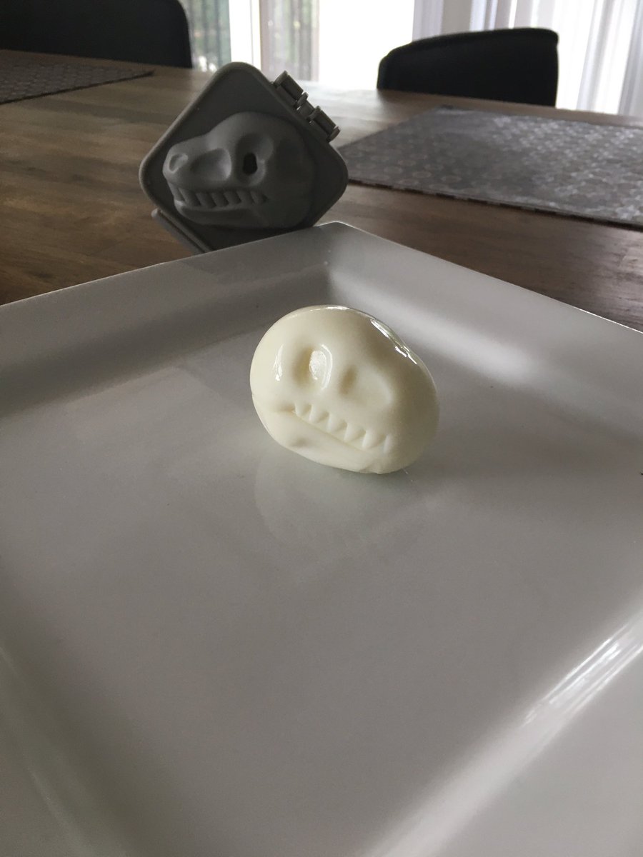 My life is now complete...Best purchase I have ever made!!! Dinosaur egg maker! #dinosaureggs #prehistoricbreakfast #skullegg #hardboiledeggs https://t.co/xCb4hDrEoj