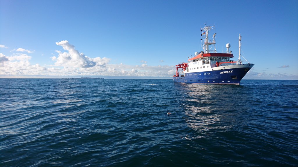 Golden autumn in the #coastal area of the #GermanBight , #NorthSea with #RVHeincke <a href="/AWI_Media/">AWI Media</a> <a href="/BMBF_Bund/">By Ethical Hacker</a> . Deployment of #surfacedrifter and #ROV <a href="/ZfMarS_ICBM/">ZfMarS</a> <a href="/ICBM_uol/">ICBM_uol | @icbm-uol.bsky.social</a> @UniOldenburg @PT_ETN <a href="/dfg_public/">DFG public | @dfg_public@wisskomm.social</a> <a href="/helmholtz_de/">Helmholtz</a>