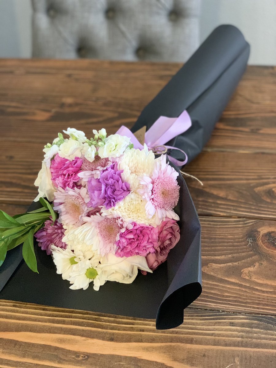 Hey babes I decided to do a Give Away of a medium bouquet of the winners choice I will be announcing the winner on Oct 28th all you have to do is like and rt!🥳💞✨(requirements: you must live in the midland Odessa area)