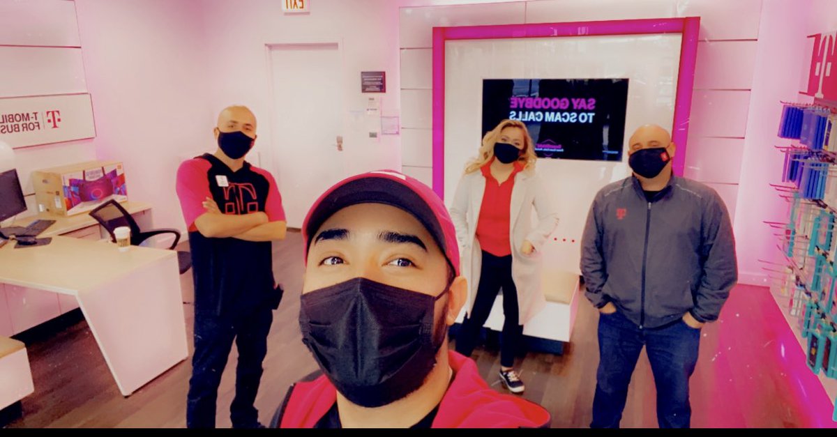 Amazing visit at the Central and Roosevelt store!! Day 2 of Pre Orders!! @TMobile @TCCMobile @jaymaliktcc @BrettKennedyTCC @Sentowski8 @ChartierDoug @richgarwood @RJGomezIII @MikeSievert @L_Salazar18