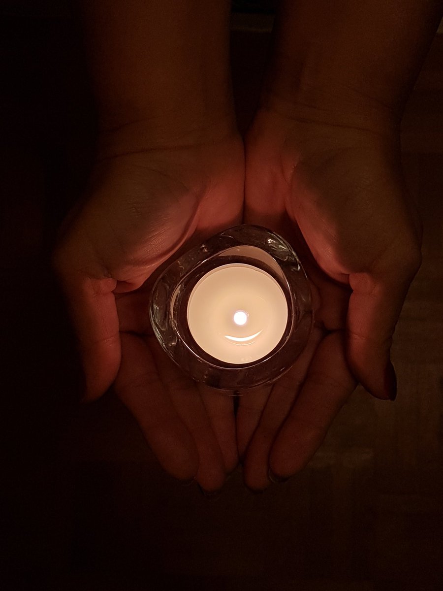 chakamehb's tweet photo. Une lumière contre l’obscurantisme tous les soirs à 20h. 😔 #IlsNePasserontPas #MonProf #FaireBloc #SamuelPaty https://t.co/YRJ24tPOpd
