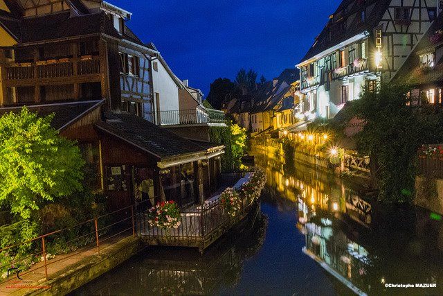 OuSortirEn's tweet image. 😍 LE ROMANTISME DE LA PETITE VENISE 🚣‍♂️

Au charme de la nuit tombante, la Petite Venise s'illumine de lumières ensorcelantes ❤️

Et le jour la "Petite Venise" joue de son charme aussi...❗️

&amp;gt; cutt.ly/9ghzVS0

#Colmar #Alsace #OuSortirEn
