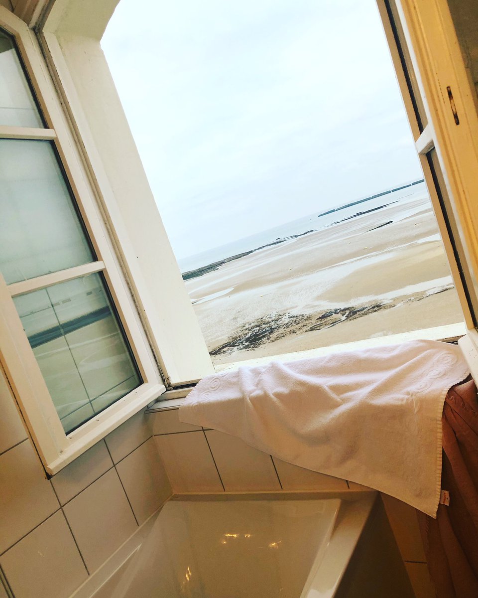 courlispenseur's tweet photo. #Hotel la Marine #Arromanche un petit coin de paradis avec vue sur mer. Juste magnifique!! https://t.co/5Z0iGJiOLh