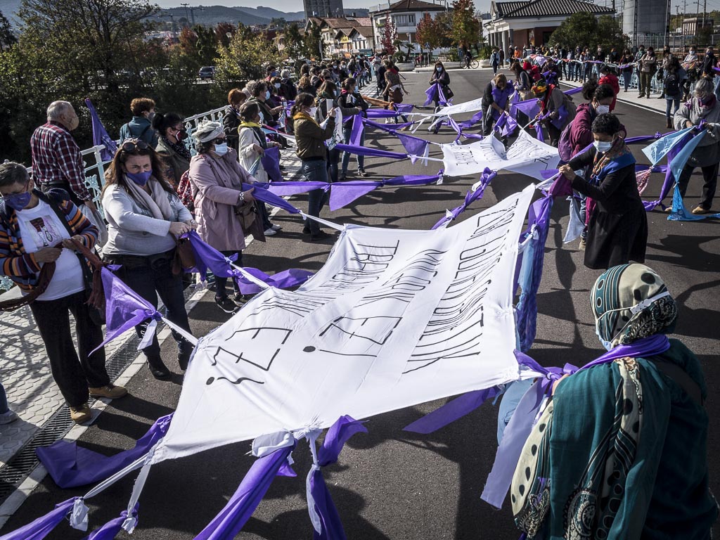 [ARGAZKIAK] #marchaenaccion2020 Zubi guztien gainetik, mugarik ez! transnazionalik ez! ¡Resistimos para vivir, marchamos para transformar! bit.ly/3nVgrOp