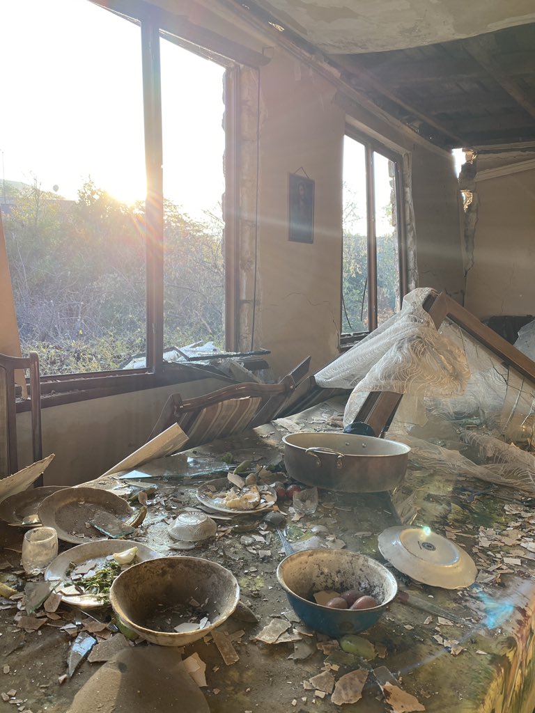 PabVis's tweet photo. A partir de las 00:00 horas del 18.10.20 se “reinicia” el alto el fuego humanitario en el Alto Karabaj. A ver esta vez sí que sí. Y nadie más, a ninguno de los lados del frente, tiene que abandonar su casa en medio de la noche por un bombardeo, como esta del pueblo de Shosh. https://t.co/677HUVWkXB