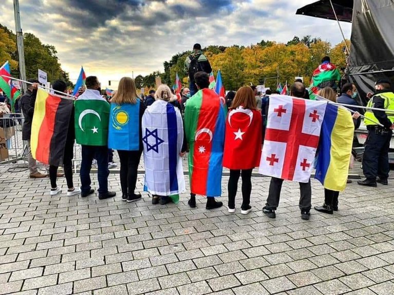 ruhasultan's tweet image. Today Berlin

Turkey,Pakistan, Israel, Georgia, Ukraine, Kazakistan, Germany with Azerbaijan

Thanks for your support
#SupportAzerbaijan 
#thanksforsupport
#PrayForGandjaCity