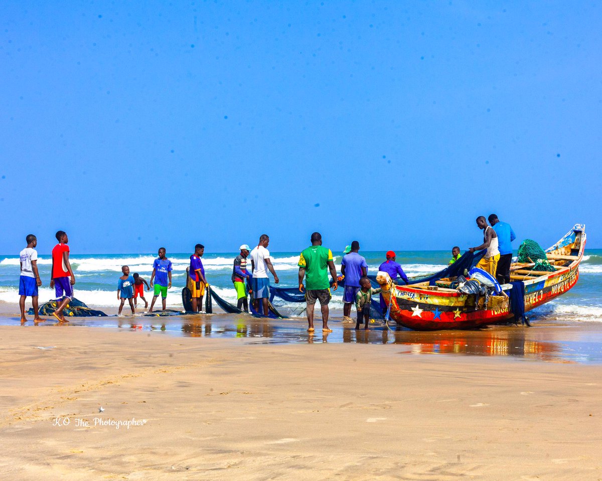 My #fishermenseries at Labadi,🇬🇭
Notice the children? 
They help these men when they come to the shore just as you’re seeing, for some $$ and fish.

All shot by me #Kothephotographer #focusonafrica