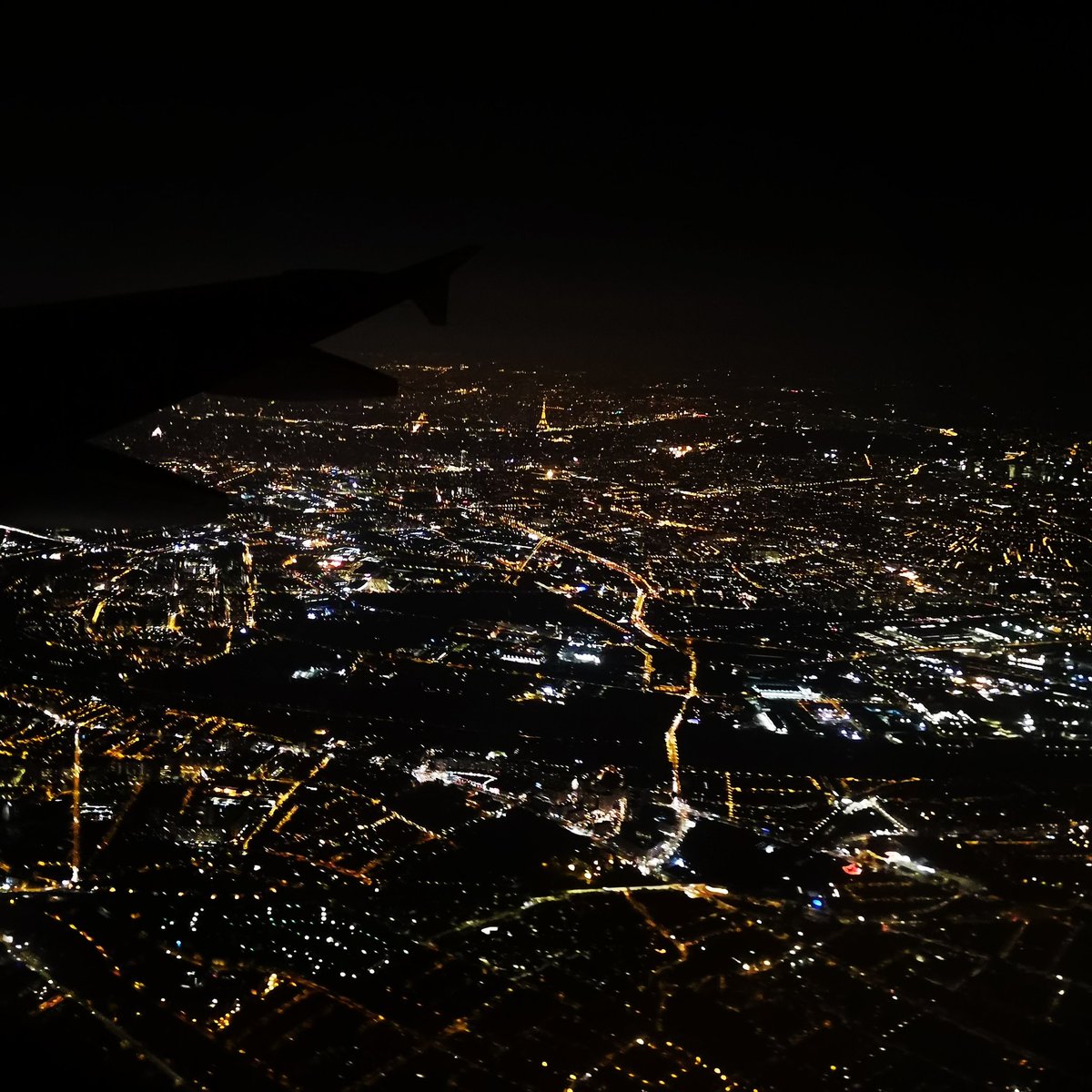 Schemaly1's tweet photo. #Paris 9:00pm. Time to turn off the Light? Really !? PARIS VILLE LUMIERE https://t.co/FbH7ABugIH