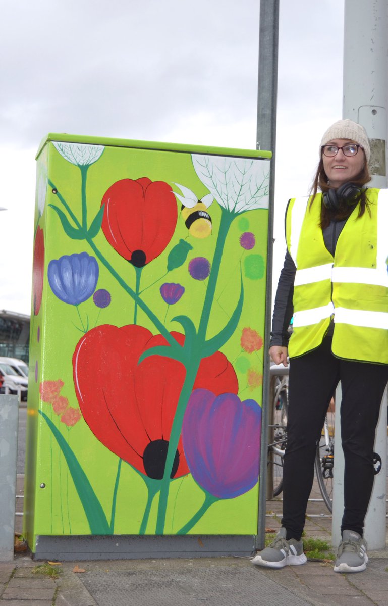 eefabeef's tweet image. Dublin canvas box done. What an experience!The public were so friendly and appreciative of the streets being brightened. Lots of positive feedback. This was based on a wild garden &amp;amp; my dad who has spent most of his time in the garden the last few months. A break from the computer