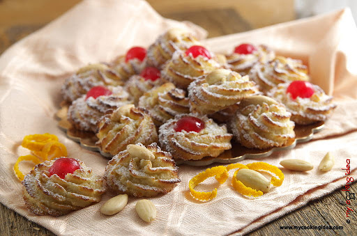 Another staple of Sicilian pasticcerie? Almond pastries. Paste di mandorla, topped by an almond or a candied cherry, half-dipped in chocolate, in all sorts of shapes. 6/