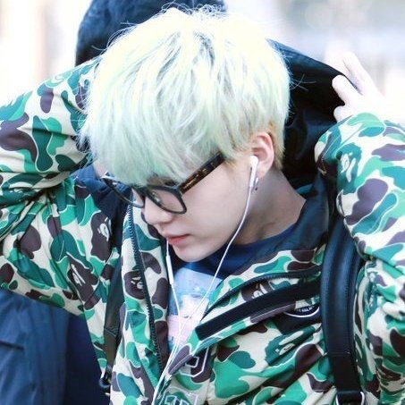 Yoongi owning the color green; a thread