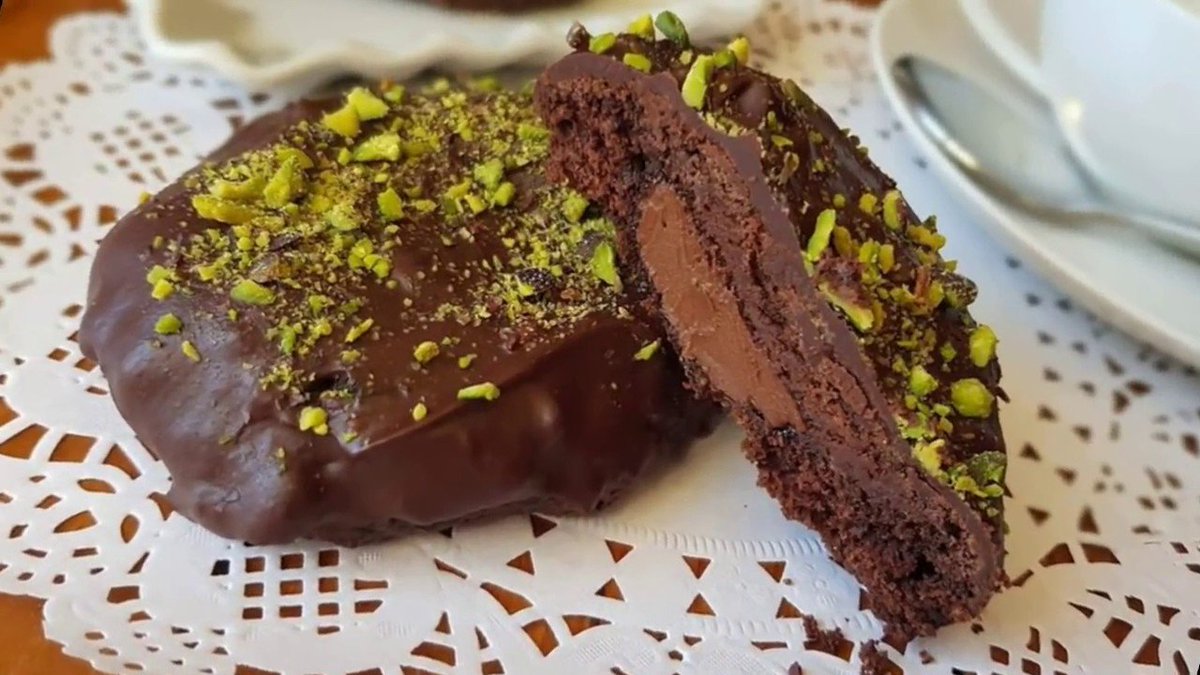 I talked about breast-shaped cassate, but Catholic Sicilian desserts are a whole universe of its own. We've got an entire dessert menu for All Souls' Day. These are rame di Napoli, again from Catania. Chocolate cookies glazed with chocolate cream, sprinkled with pistachio. 7/