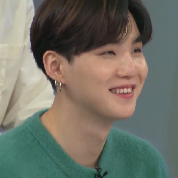 Yoongi owning the color green; a thread