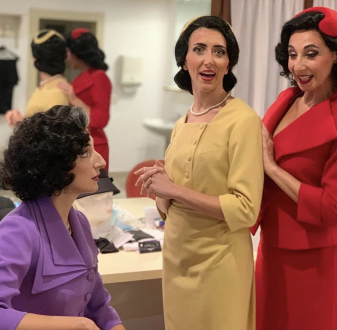 🎭 “Modalità camerino ON”: Michela Mocchiutti, Roberta Barbiero, Valeria De Santis, Rocio Perez, Francesca Boncompagni, pronte per andare in scena e vestite con i costumi dell’Accademia di Belle Arti di Venezia. Non sono bellissime? 🎭 https://t.co/v6iOS9iUfP