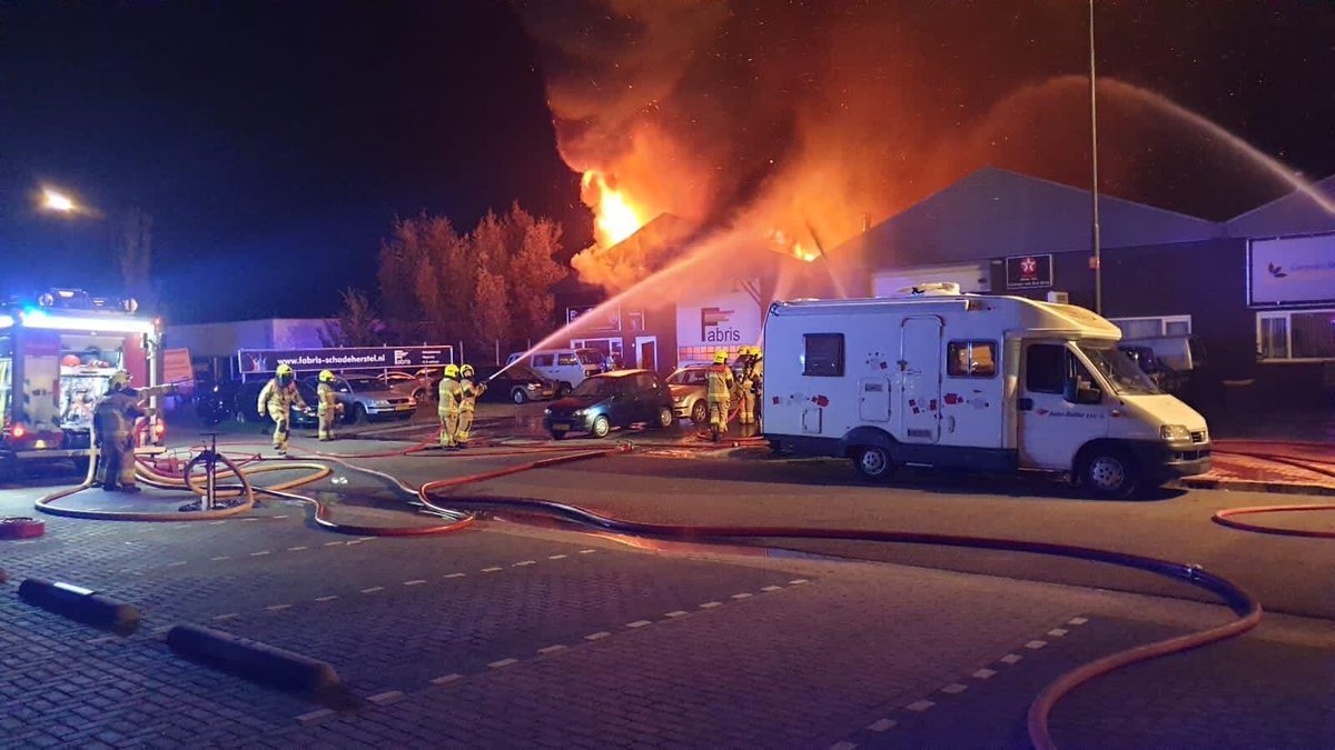 Grote brand bij autobedrijf in Heerhugowaard..