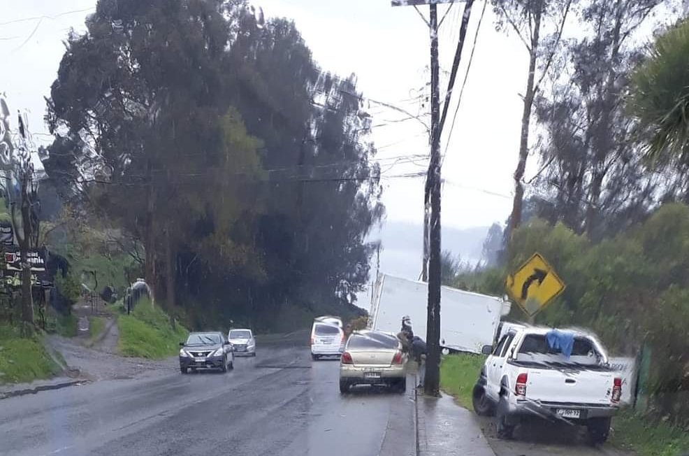 erchiloe's tweet photo. #Castro ⚠️
Accidente de tránsito, sector #Nercón, altura cabañas "El Encanto" #Ruta5.
📷 https://t.co/KYyrXh0Uyl
#Precaución 🚧 https://t.co/LQkEzvsAon