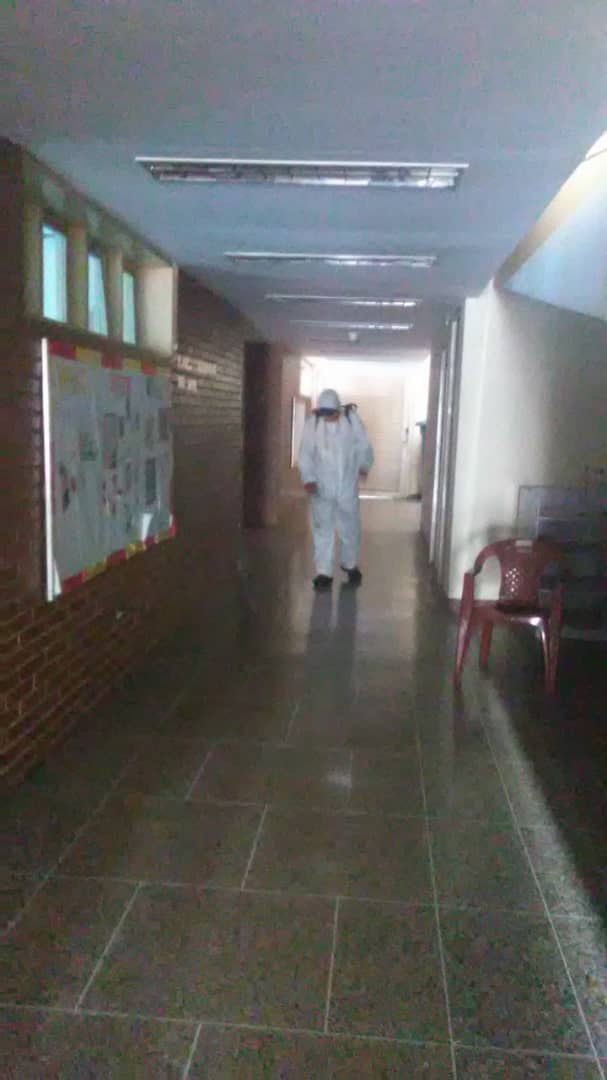 cnemiranda's tweet photo. En la Junta Municipal Electoral de Chacao, Edo. Miranda,se realizó jornada de desinfección por parte de @PCivil_Ve @PCADMiranda cumpliendo los protocolos del Plan Estratégico de Bioseguridad, que llevamos adelante para las elecciones #AN2020 #TiempoDeElegir https://t.co/ExakP8RqKa