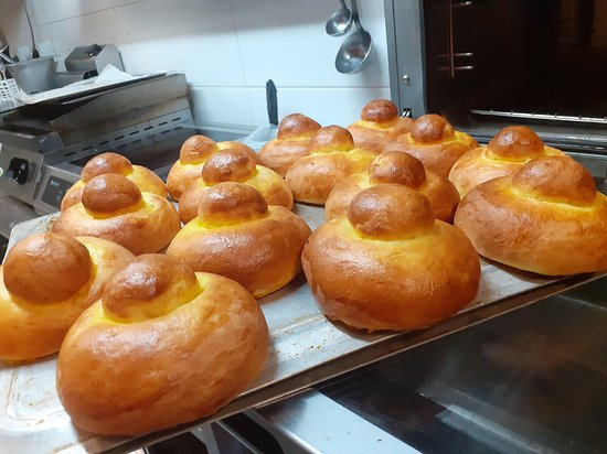 We talked about granita, but we need to talk about its faithful companion: brioche. You can't have granita without brioche, period. Sicilian brioche (brioche col tuppo) has a very distinctive shape. (It appears that we're obsessed with a certain part of the female anatomy.) 10/