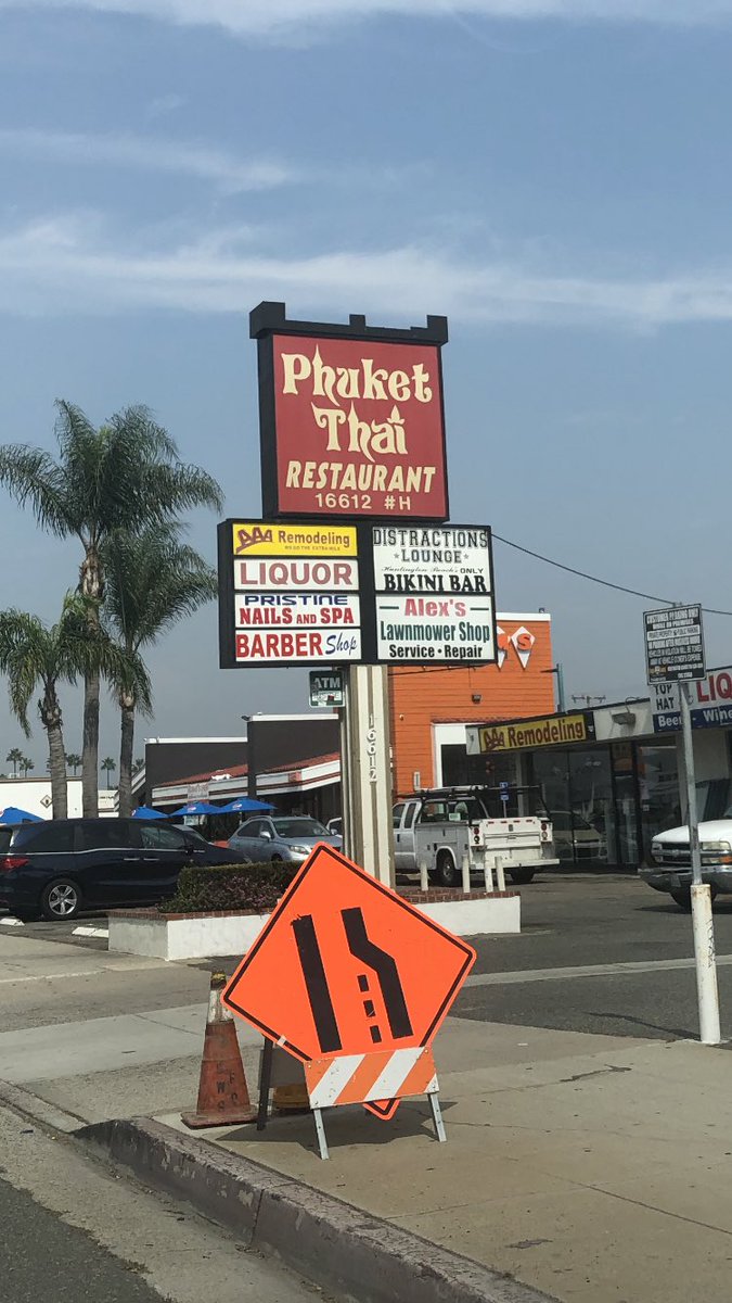 maevequinlan's tweet photo. Spotted this 😳
Ya gotta assume the food is pretty PHUCKING good🤣🍜
#phucketthai #phucket #huntingtonbeach #funnysignsofinstagram #funnymemes 💃#funny #funnysigns #huntingtonbeach https://t.co/8DG5H2dBi1