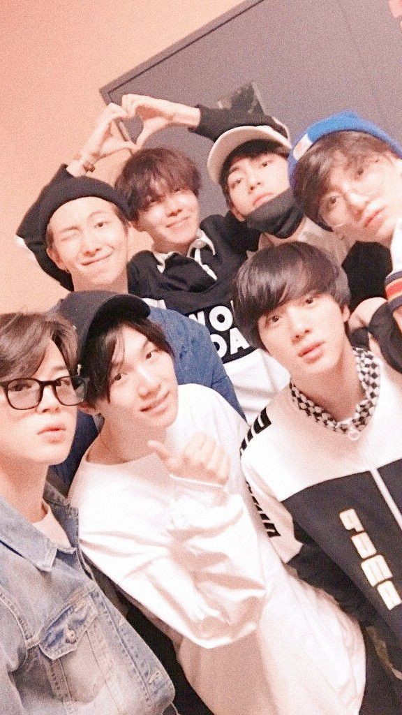 Moonligtonce's tweet photo. @daechwita_2 @BTS_twt یه بار تعصب روی وان‌دایرکشن رو گذاشتم کنار و الان دارم واسه این هفتا جون میدم https://t.co/5rpsJ47Ejs