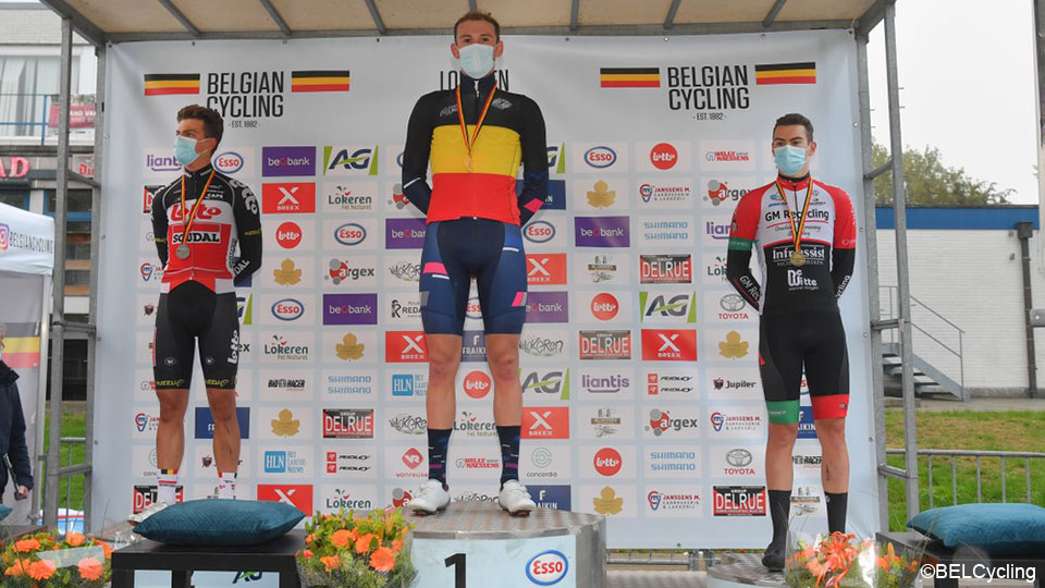 .@jordimeeus bekroont topseizoen met Belgische beloftentitel na milimetersprint. @ArneMarit en Simon Dehairs vervolledigden het podium sporza.be/artikels/jordi…