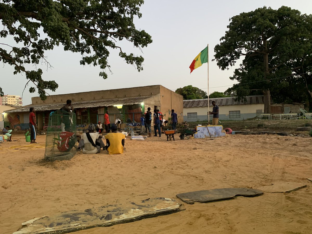 Niintche's tweet photo. Nous avons voulu terminer aujourd’hui mais malheureusement c’est impossible. Il nous faudra revenir demain dimanche aussi avec:
1camion 17m3
300m2 carreau 
Diappeu lene ci 🙏🏽🙏🏽🇸🇳 https://t.co/BnoX5Oqfbc